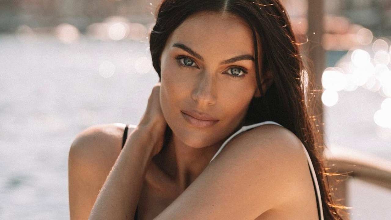 Paola Turani in posa