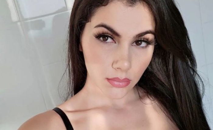 Valentina Nappi di spalle in piscina: bikini leopardato e 'pesche' da