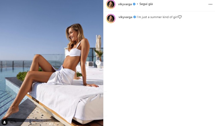 Viky Varga bikini bianco