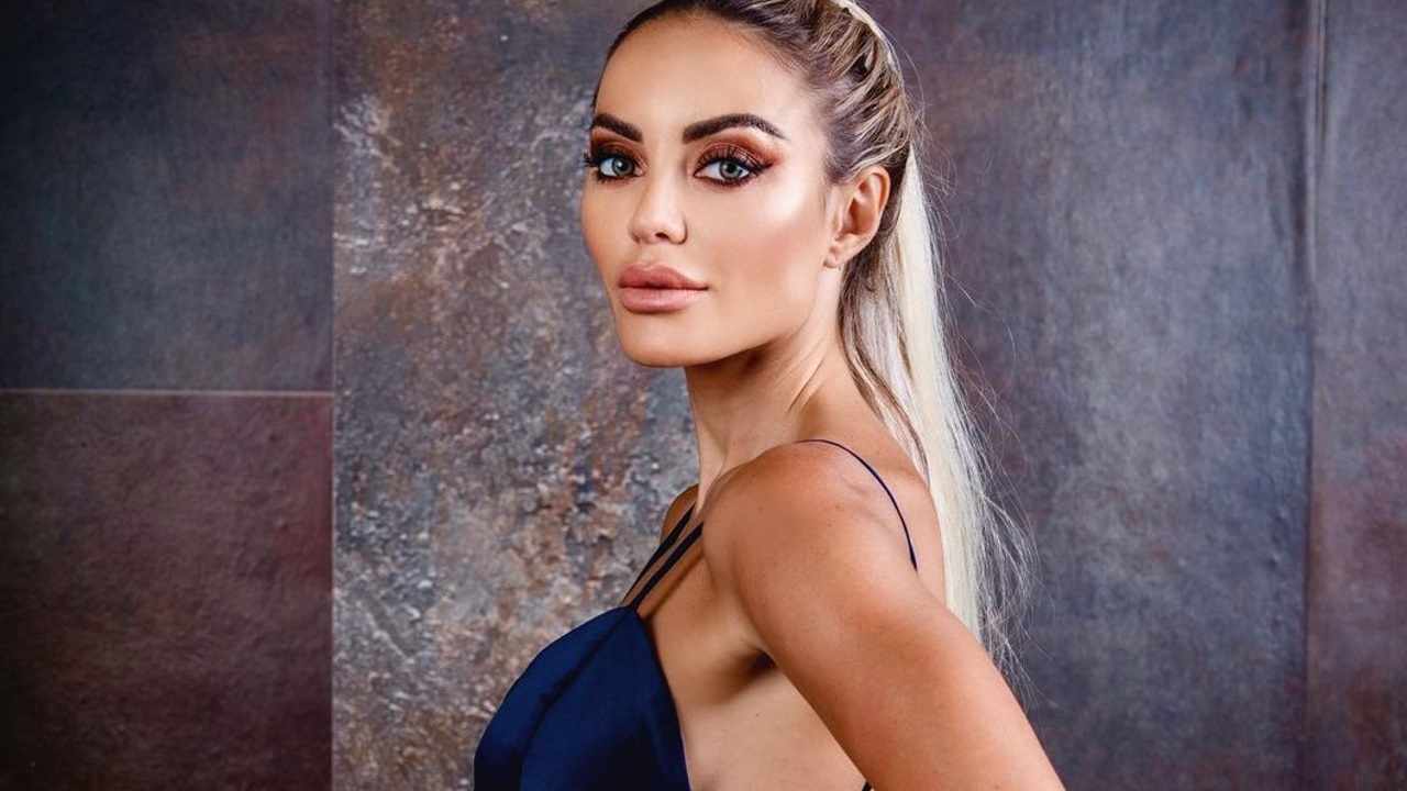 Elena Morali in posa