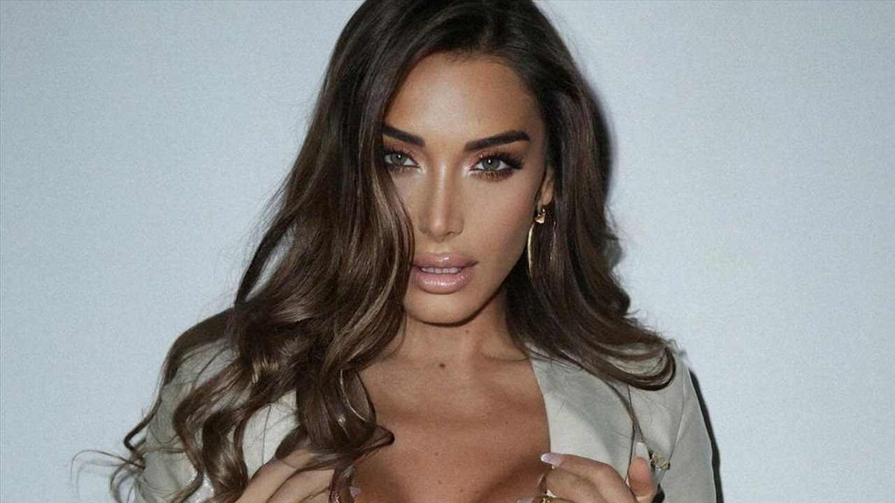 Elisa De Panicis in posa