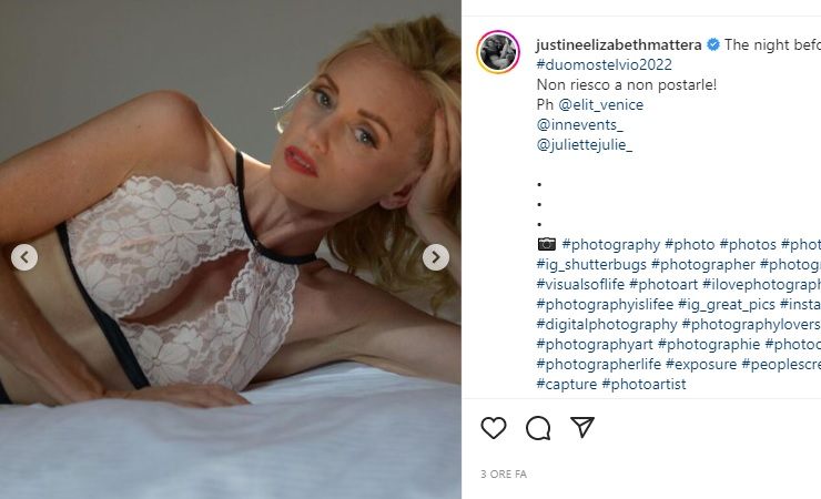 Justine Mattera in posa