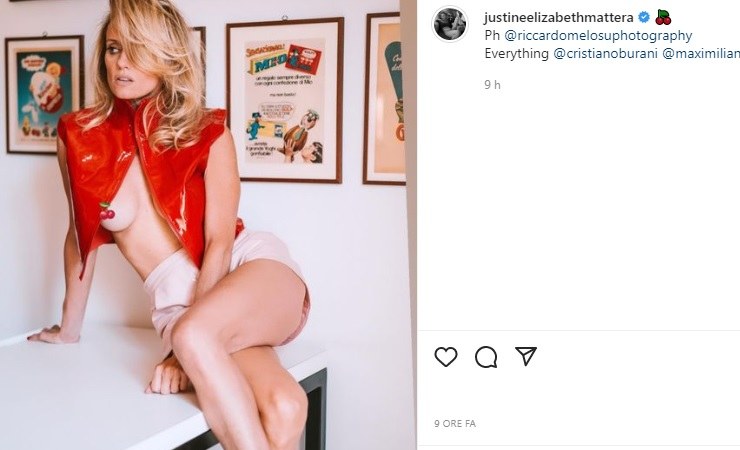 Justine Mattera posa sensuale