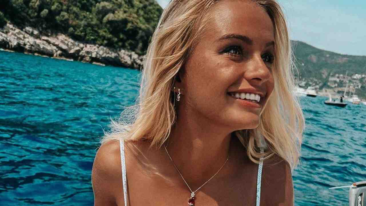 Mercedesz Henger baciata dal sole in barca: in bikini toglie il fiato