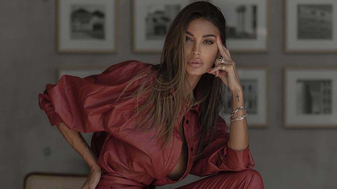 Cristina Buccino in posa