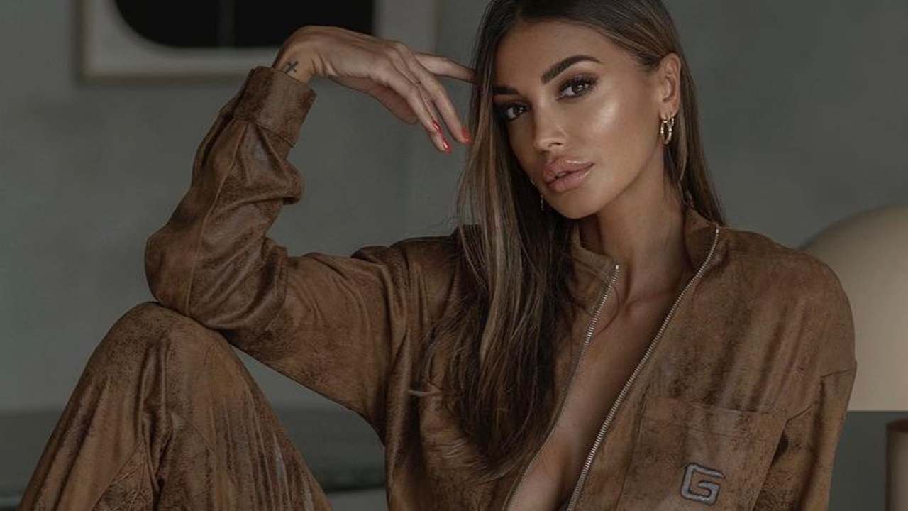 Cristina Buccino in posa