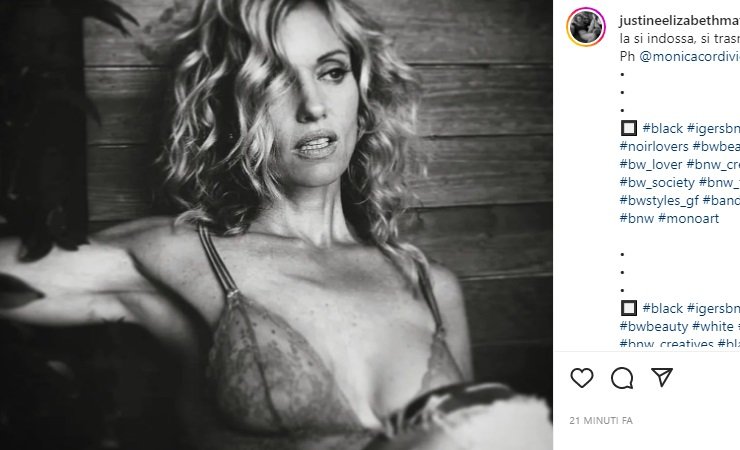 Justine Mattera posa sensuale