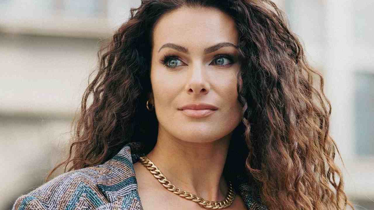 Paola Turani ammaliante