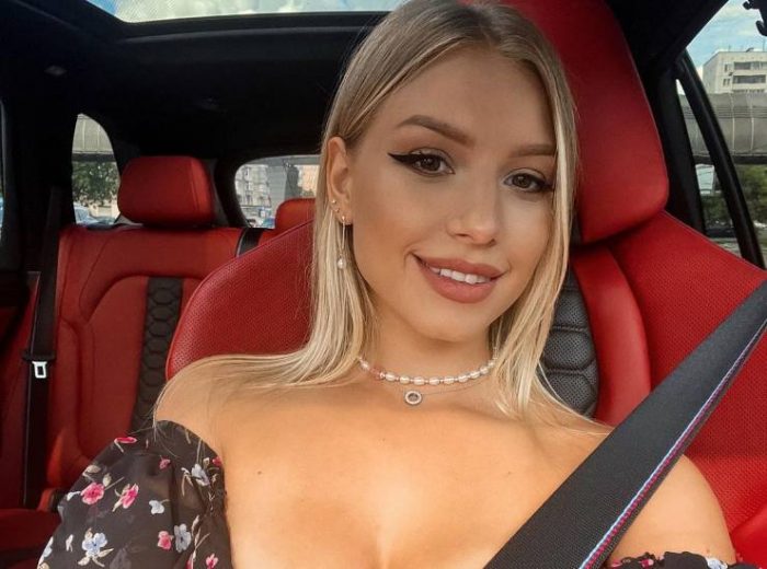 Killer Katrin in auto senza reggiseno: la cintura non copre nulla