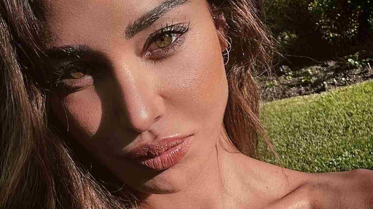 Belen Rodriguez baciata dal sole