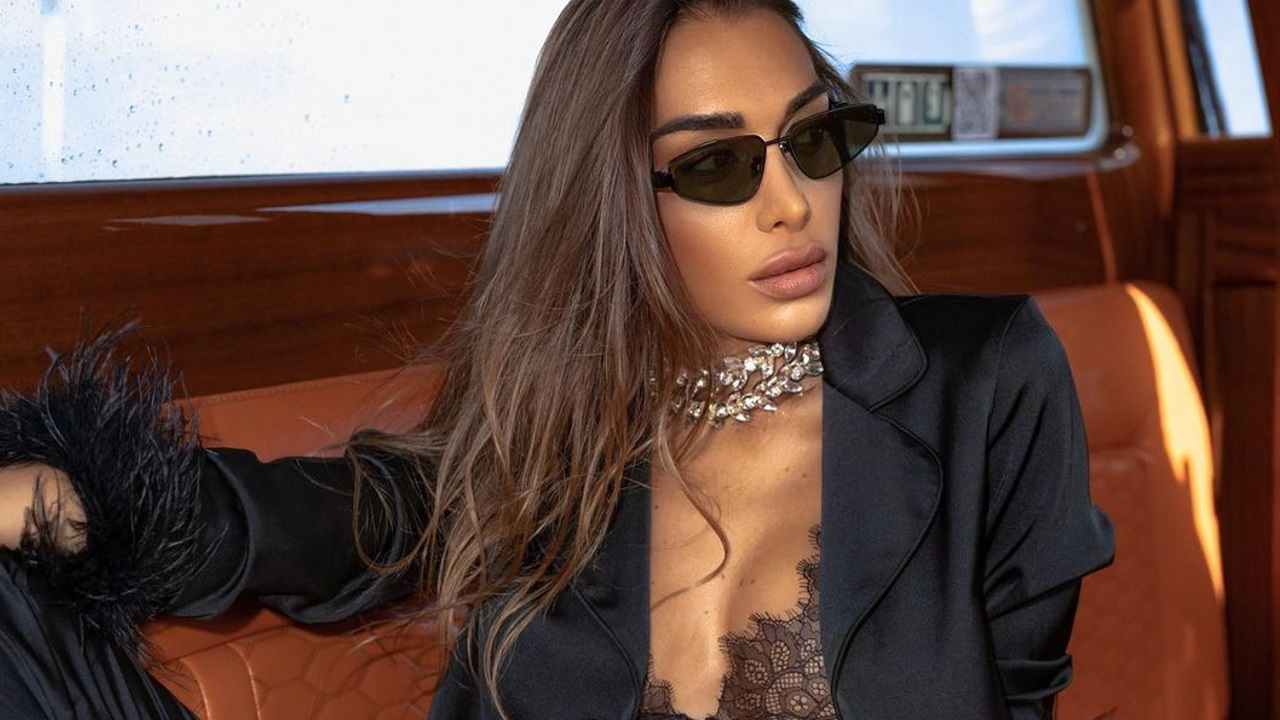 Elisa De Panicis in posa