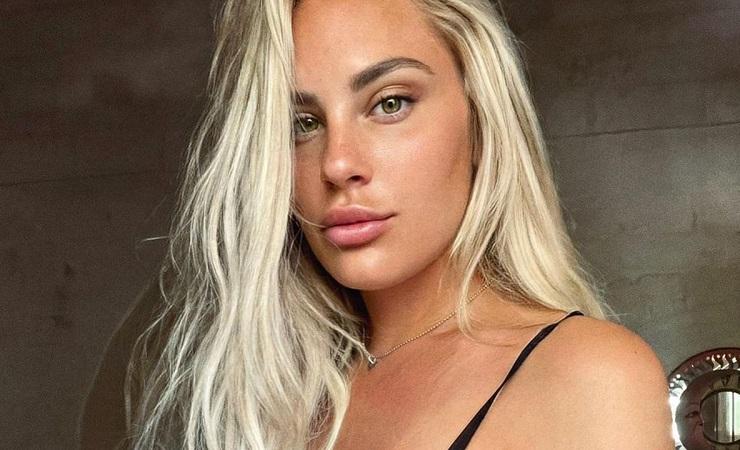 Francesca Brambilla L Asciugamani Scivola In Intimo Di Profilo è Pazzesca