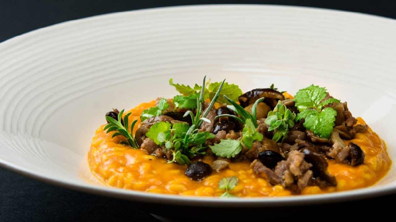 Risotto zucca salsiccia e funghi