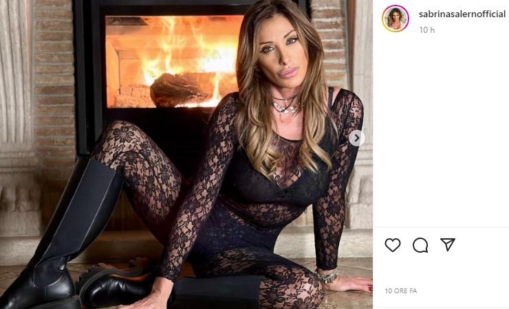 Sabrina Salerno davanti al camino, la tutina di pizzo è trasparente: wow 3 Sabrina Salerno in posa