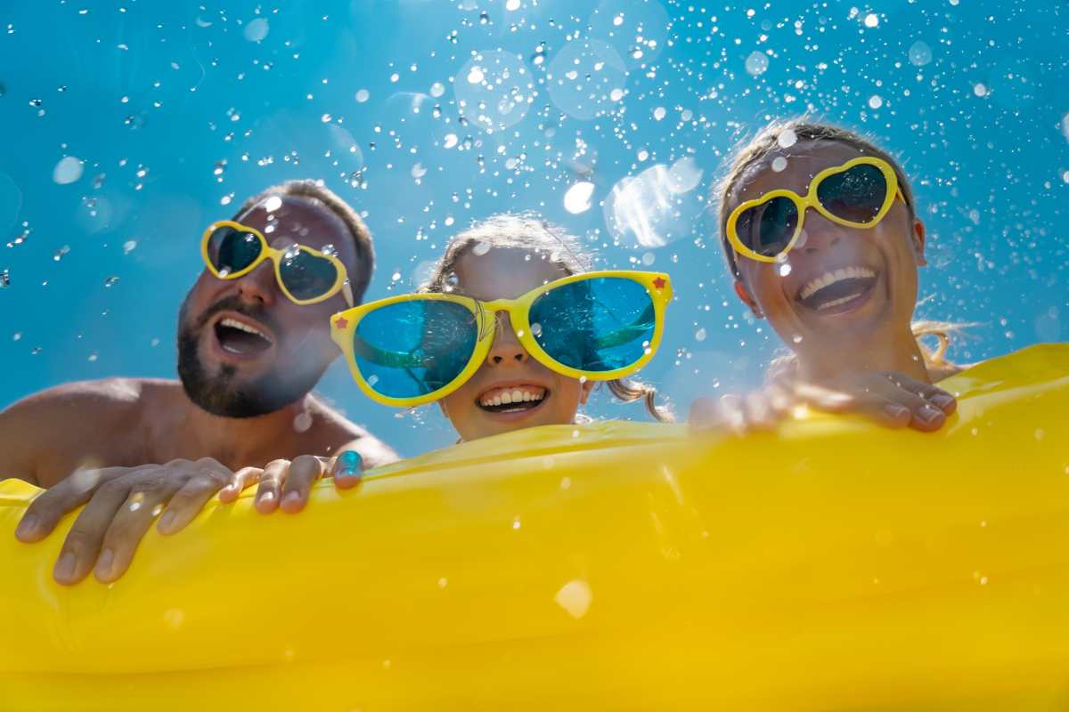 Foto di famiglia in riva al mare