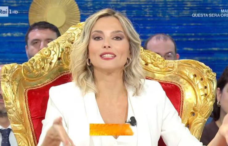 francesca fialdini mentre parla
