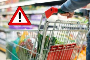 carrello della spesa e cartello di pericolo