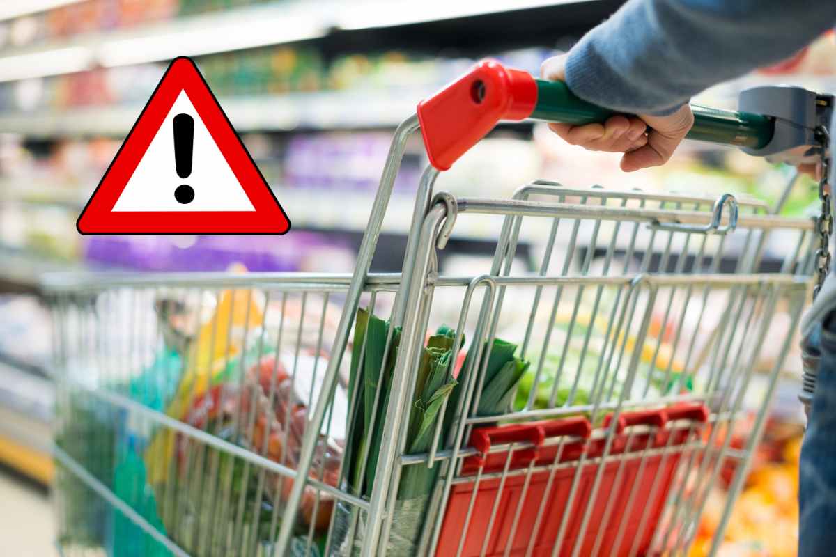 carrello della spesa e cartello di pericolo