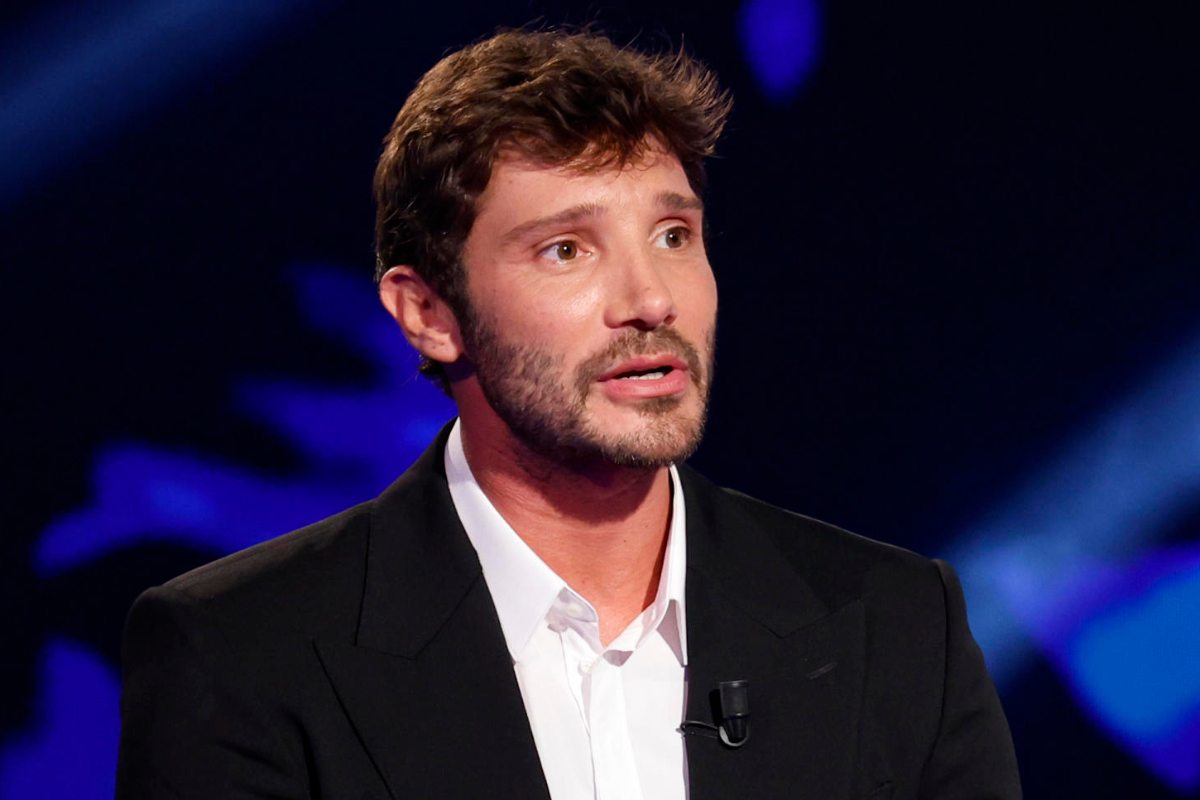 stefano de martino mentre parla